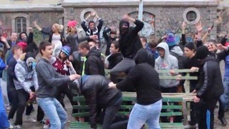 Учител "изгоря" заради Harlem Shake в школо 