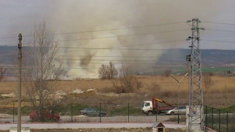 Сухи треви горяха до летището във Варна