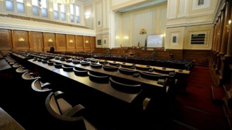 Парламентът се превърнал в печат на Борисов 