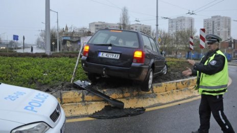 Насвяткан младеж паркира в градинка на кръгово 