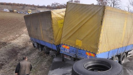 Тир се обърна край Търговище, затвори временно пътя за Варна