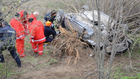 BMW се обърна в дере край Русе, трима загинаха