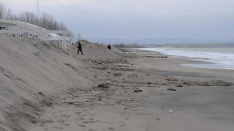 Плажът в Бургас готов за летовници