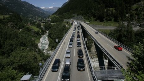 Хванаха наше момче в Швейцария пияно зад волана 