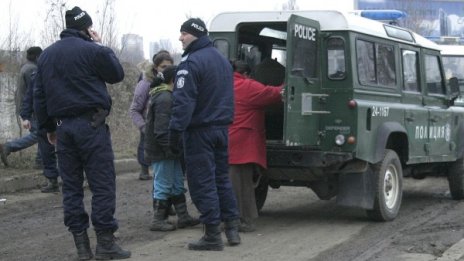 Арестуваха 8 мъже в Нова Загора, крали желязо от разрушени сгради