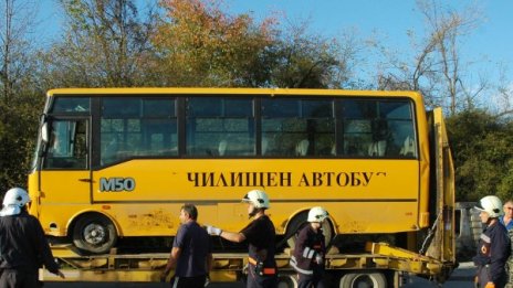 Училищен автобус помете жена на пътя 