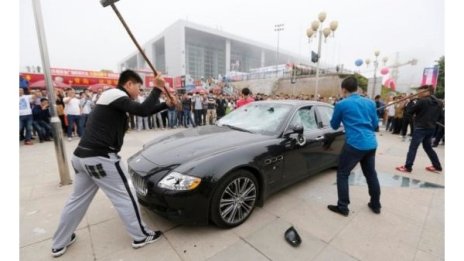 Недоволен клиент потроши Maserati Quattroporte