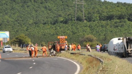 Циментовоз отнесе и уби мъж на "Хемус"