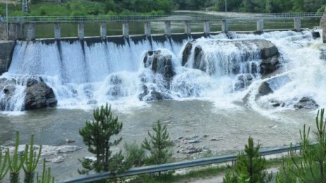 Водите на Арда влачиха 20 метра кола, младеж оцеля по чудо