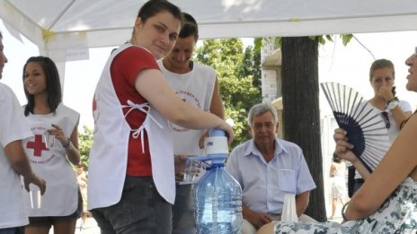 Столична община черпи с вода 