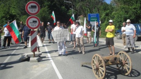 Протестите стигнаха и до прохода Шипка