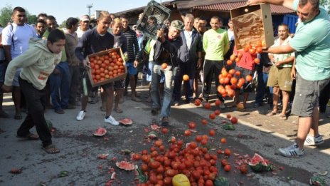 Производители изхвърлиха дини и домати в Любимец