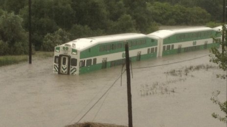 Кризисна ситуация в Торонто, градът залят от вода