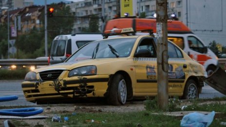 Такси се вряза в спирка на градски транспорт