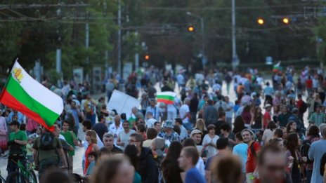 Месец в протести