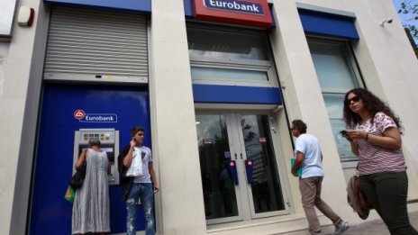 Зет на Клинтън иска да купи гръцката Eurobank