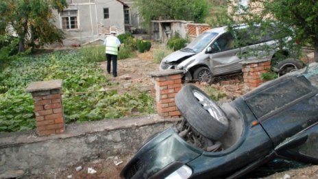 След катастрофа две коли паркираха в двор на къща 