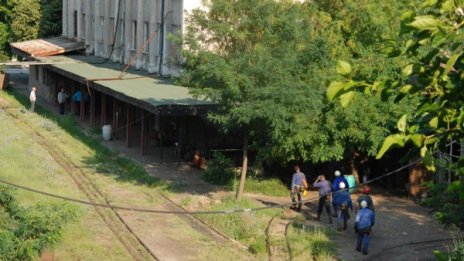 Не спира работата за спасяване на затрупаните миньори