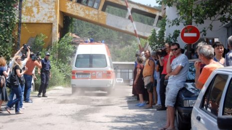 Седмо денонощие търсят затрупаните в рудник "Ораново"