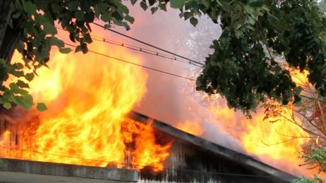 Пиян подпали гараж, бере душа в болница 