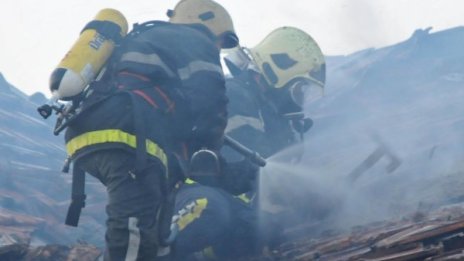 Пожар овъгли пет съседни къщи в Троянско