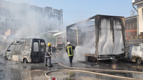 Взрив в автосервиз в Хасково – обгоря мъж, изгоряха коли