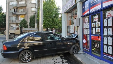 Пиян се натресе с BMW в магазин