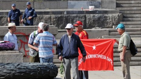 С цвете в ръка пред Паметника на Съветската армия