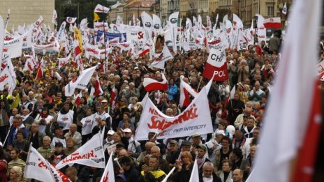 100 000 поляци излязоха на протест, плашат със стачка