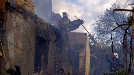 Пожар остави шестчленно семейство без дом