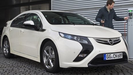 Opel сваля цената на Ampera