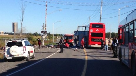 Жертви и ранени, след като влак се вряза в автобус в Канада