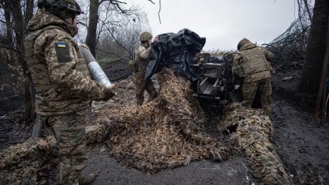 Политиката в Украйна се затопля, докато САЩ се фокусират върху края на войната