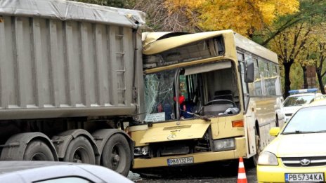 Двама души пострадаха при катастрофа на автобус в Пловдив