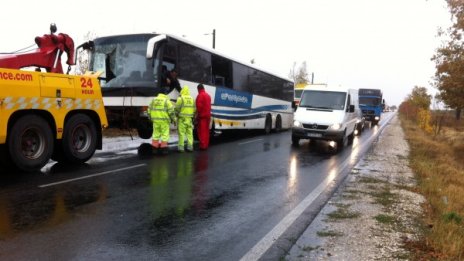 Автобус с 40 пътници се преобърна край Пловдив 