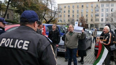 Протест и контрапротест искат оставки пред "Шератон"