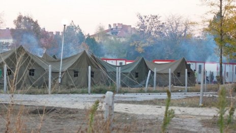 Разпънаха 30 палатки в бежанския център в Харманли