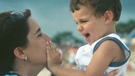 Ранни признаци, подсказващи за аутизъм