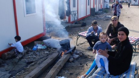 Бежанците в Харманли спят на земята в столовата