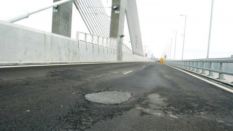 Дунав мост 2 нямало да падне, имало само огромни дупки 