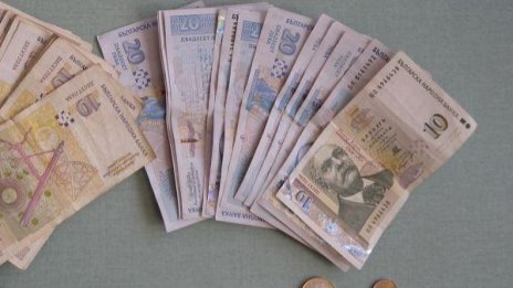 Средната заплата намалява с почти 1% за три месеца