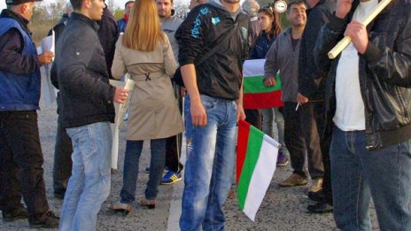 Протестиращи срещу лагер в Телиш на митинг на жп гарата