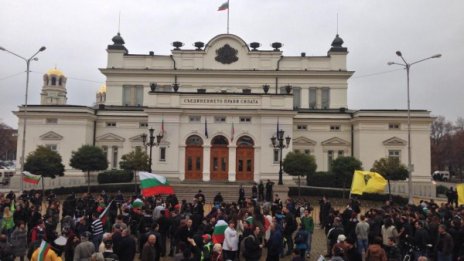 Стълкновение между протестиращи и полиция до НС 