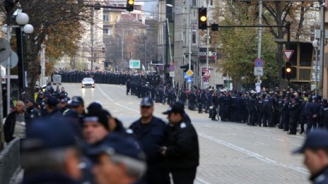 Протестиращи студенти вече се събират пред НС