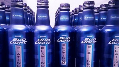 Ще може ли една лъскава бутилка да съживи Bud Light?