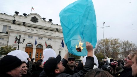 Актьори подкрепиха "ранобудните студенти" с протест 