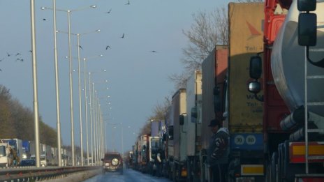 Дълги опашки от камиони на ГКПП "Дунав мост"