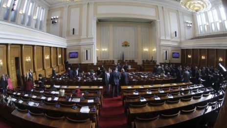 Парламентът пак не събра кворум рано сутрин