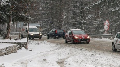 Пътищата в по-голямата част от страната са заснежени