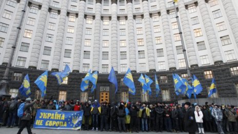 Киев изпраща делегации в Брюксел и в Москва